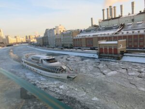 Boat attempting to navigate Moskva River