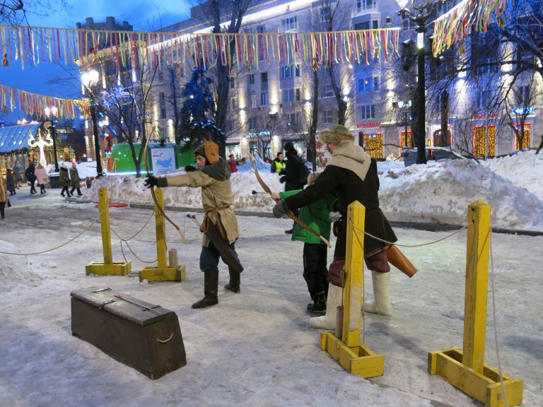 Moscow for kids - Playing with crossbows/fire, Moscow