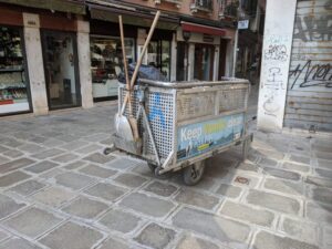 Dust cart, Venice with kids