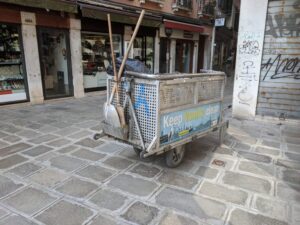 Dust cart, Venice with kids